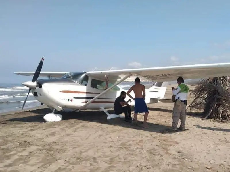 Avioneta aterriza de emergencia en playa de Ixtapa