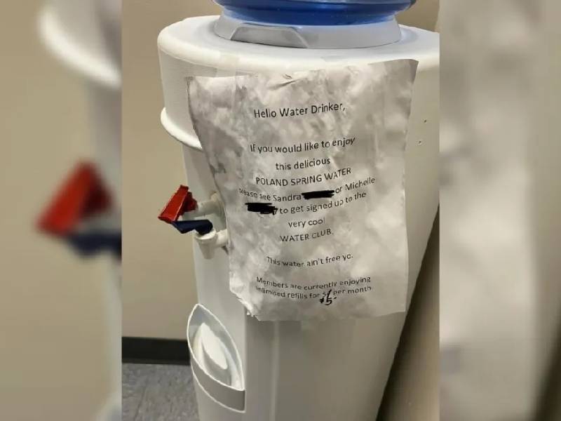 El ¡peor jefe del mundo! pide dinero a sus empleados para beber agua