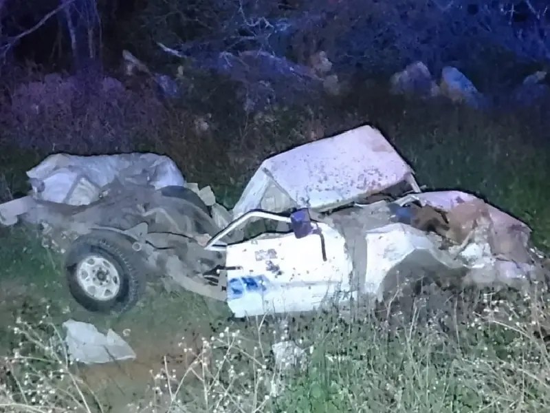 Se impacta camión de pasajeros con camioneta particular en la carretera Cancún-Mérida