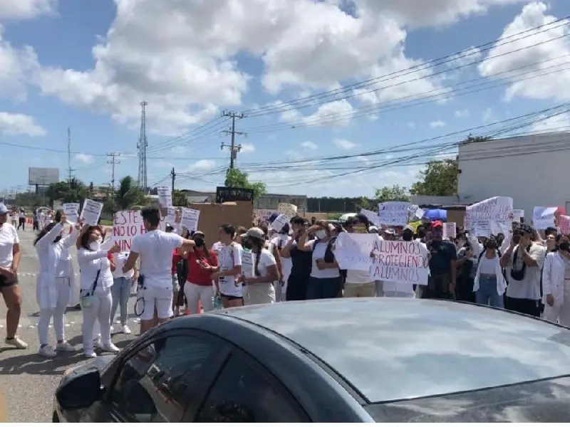 Instalan operativo de vialidad permanente frente a universidades