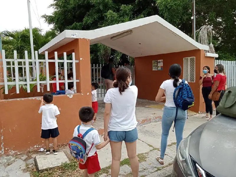Padres de familia "clausuran" jardín de niños de Chetumal