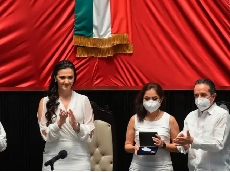 Congreso de Q.Roo y Gobernador entregan a doctora medalla al mérito médico