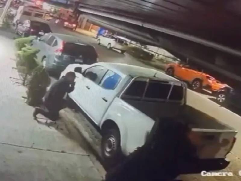 Video: ÔÇ£Para estar protegidoÔÇØ, Ladrón se persigna antes de robar