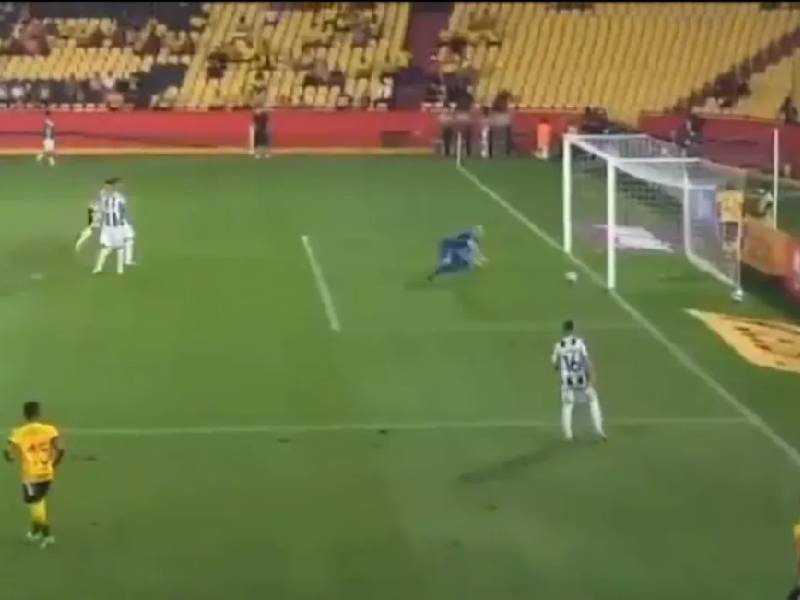 Video: ¡El mejor gol en la historiaÔÇØ en un córner y piden fuera de lugar