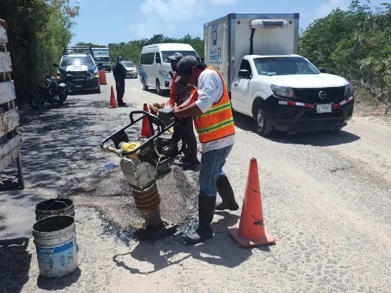 Refuerzan acciones de bacheo en la carretera Costa Mujeres