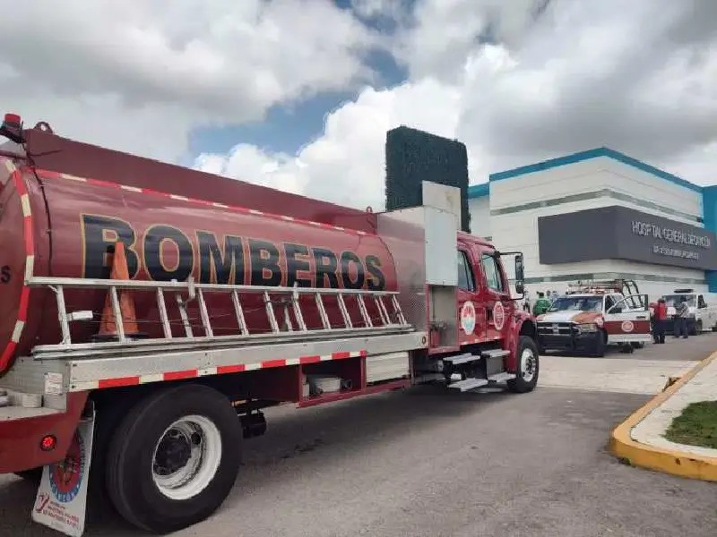 Evacuan a más de 150 personas de hospital tras inicio de incendio