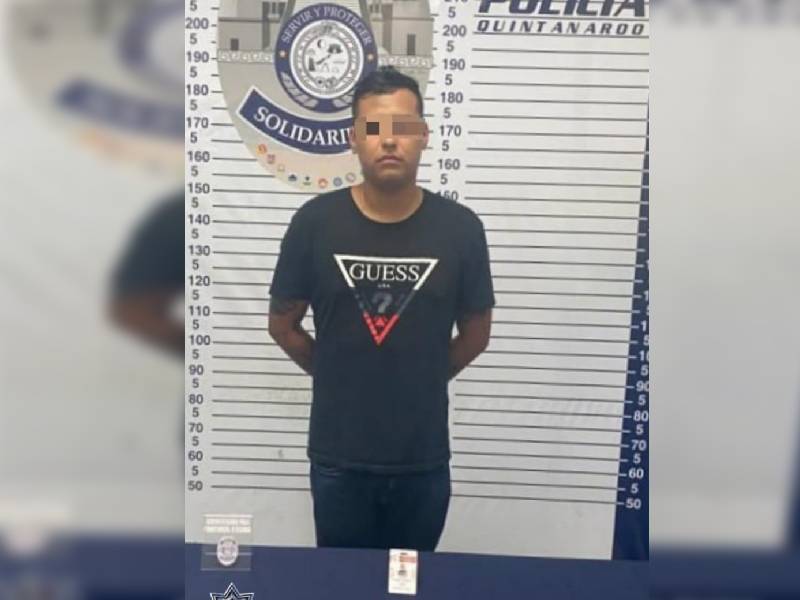 Arrestan a falso policía que agrede verbalmente a oficiales en la Quinta Avenida