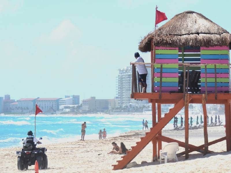 Refuerzan presencia de guardavidas en playas de Cancún