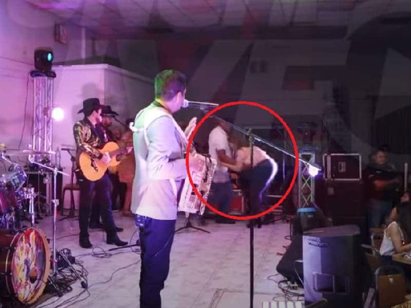 Video. Mujer es apuñalada en medio de un concierto de música norteña