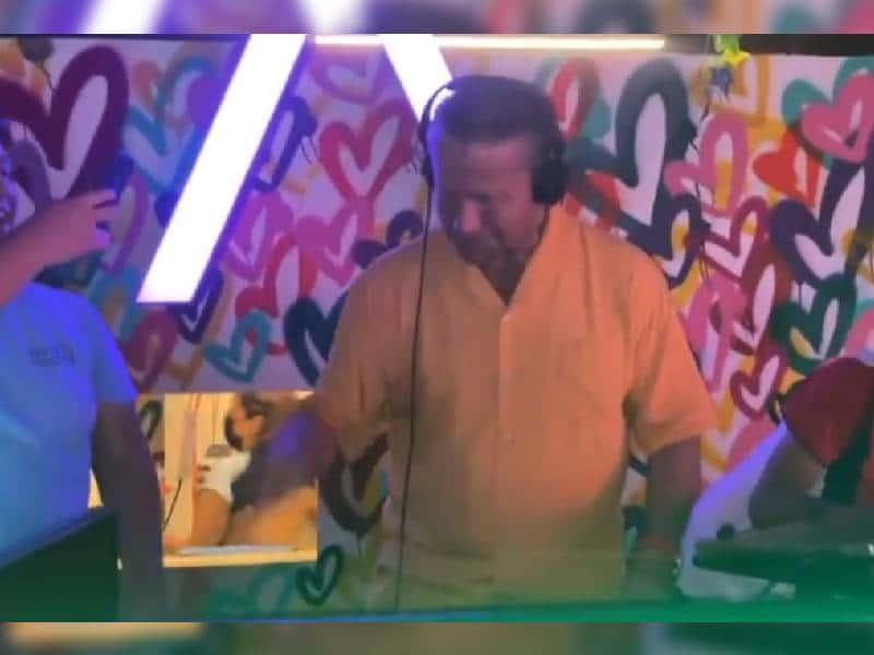 Alfredo Adame demostró su talento para mezclar música