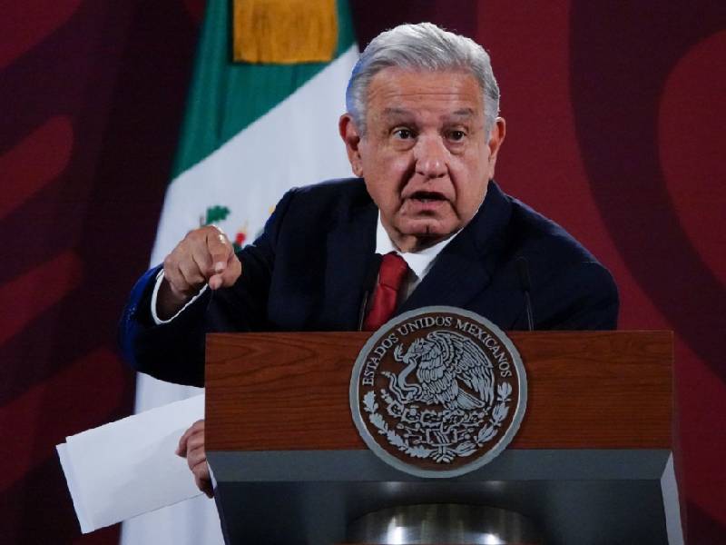 Amaga AMLO a empresas de autoabasto eléctrico con acciones legales