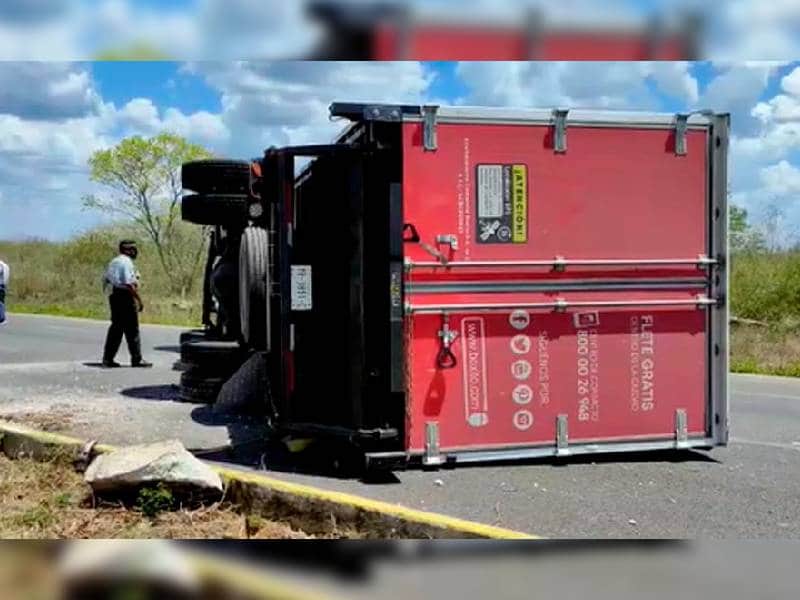 Bloqueada la carretera Mérida-Cancún al volcar una pesada unidad