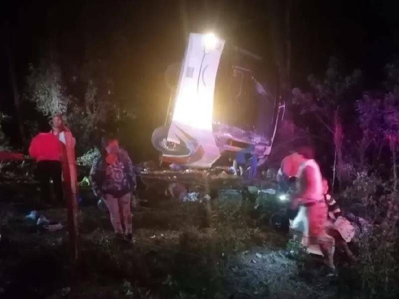 Reportan accidente de un autobús de un grupo de peregrinos; hay cinco muertos