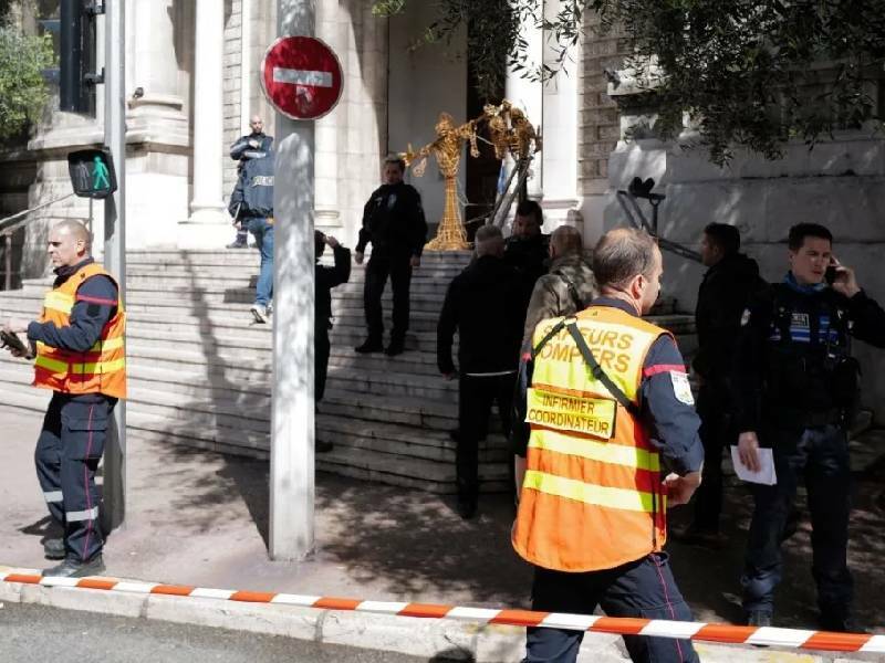 Hombre es detenido tras acuchillar a un párroco y a una monja