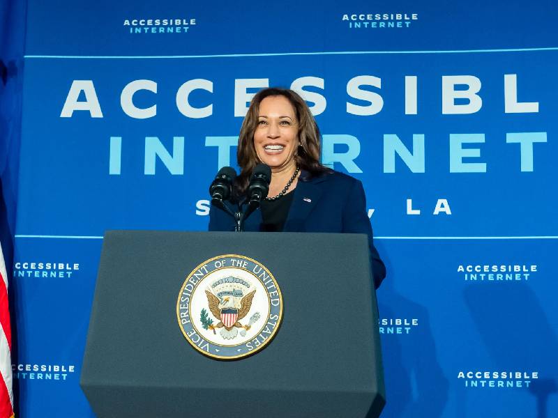 La vicepresidenta de EU Kamala Harris da positivo al covid-19
