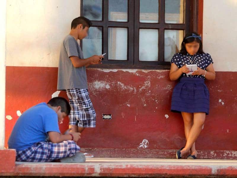 Recomiendan a los padres vigilar a sus hijos en uso del celular
