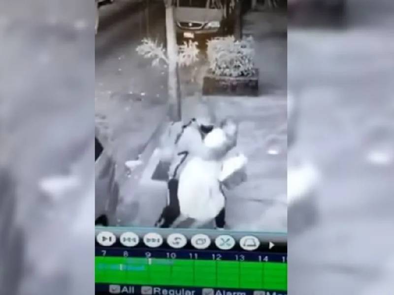 Video. Sujeto agrede y asalta a una mujer de la tercera edad en Guadalajara