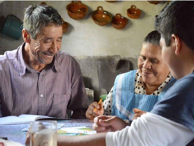 Enseñan a leer y escribir a comunidades alejadas de la zona urbana