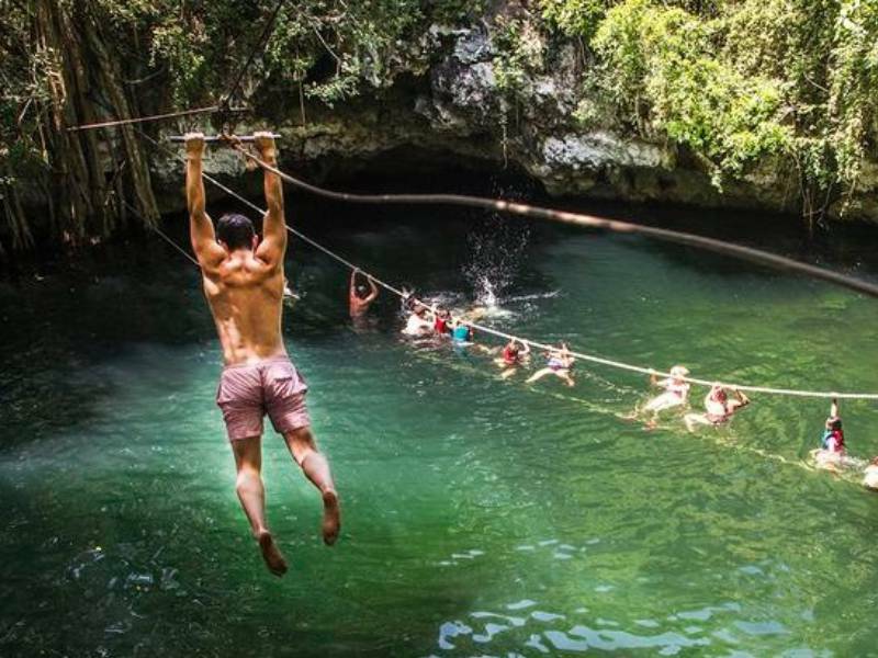 Turistas optan por recorridos a cenotes por sargzo en playas
