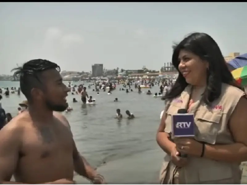 VIDEO. Enlace de reportera es interrumpido por un "coqueto" turista