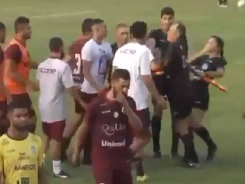 Video_ ¡Terrible! Entrenador del futbol de Brasil agrede a una jueza de línea (1)