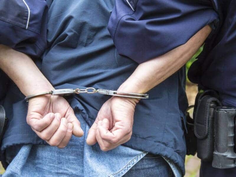 Arrestan papá hijos