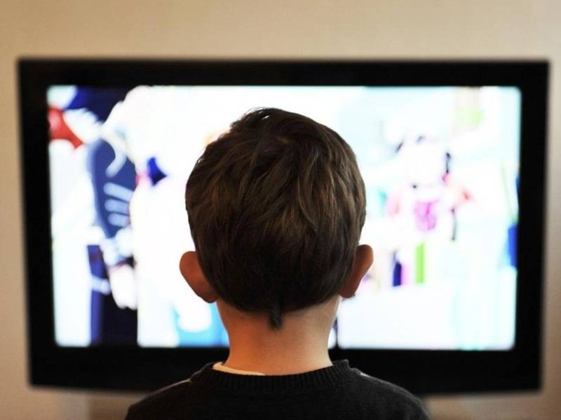 Aventajan móviles y TV de paga en telecomunicaciones