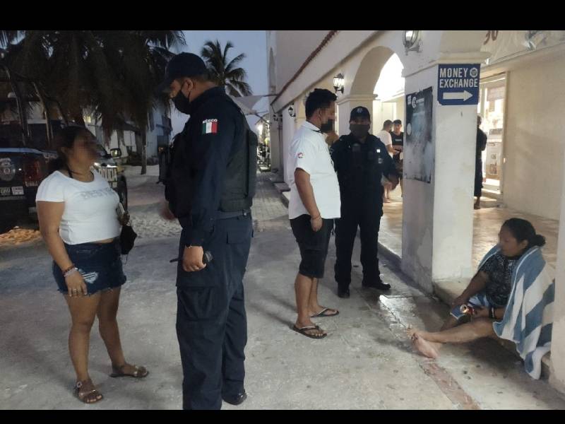 Hombre abandona a su pareja con discapacidad visual en playa de ZH