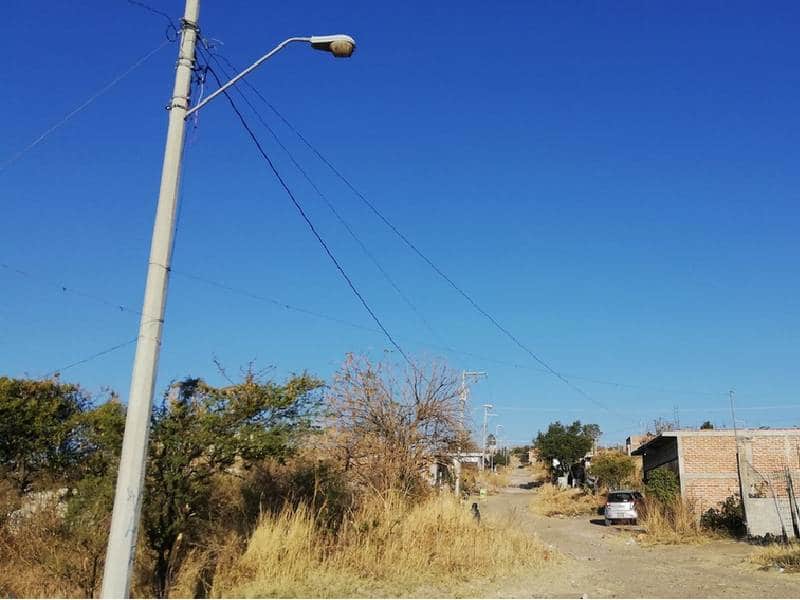 Avanza electrificación en colonias irregulares