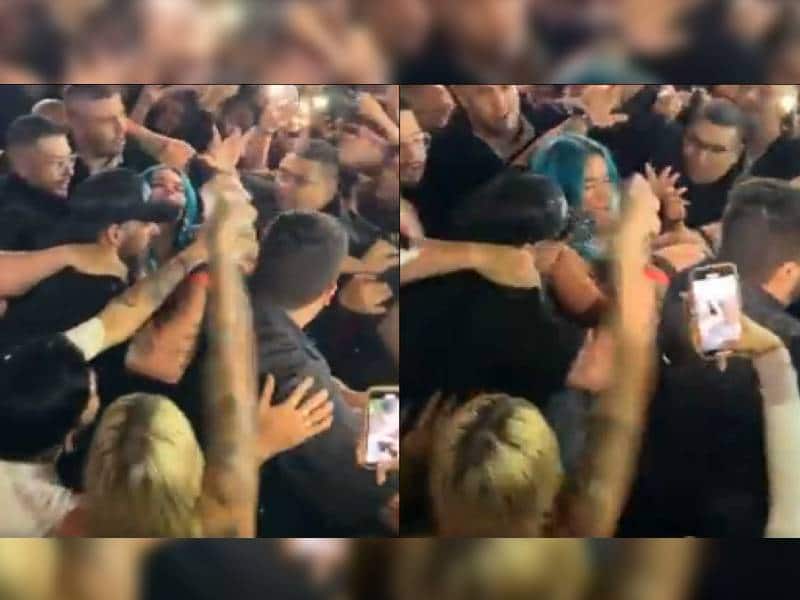 ¡Mojaron a la ÔÇÿBichotaÔÇÖ! Mujer le tira cerveza a Karol G