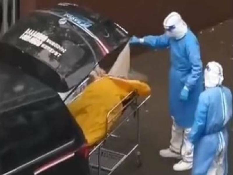 Video: Médicos lo declaran muerto; ÔÇÿreviveÔÇÖ en traslado a la morgue