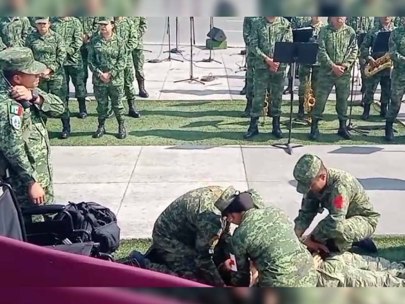 Video: Se desvanecen soldados mientras AMLO conmemora la Batalla del 5 de Mayo