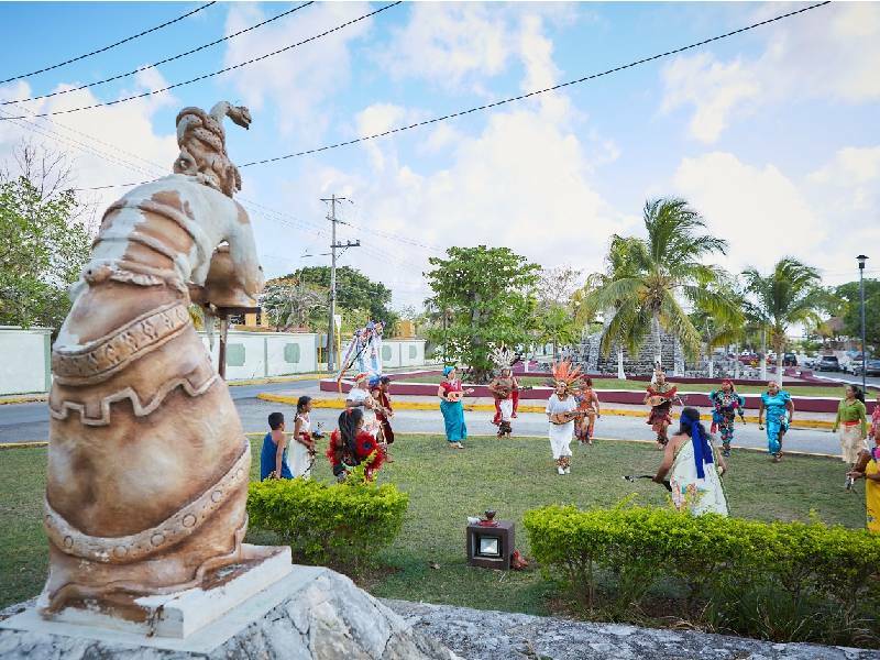 Dancistas realizan ofrenda a diosa maya Ixchel