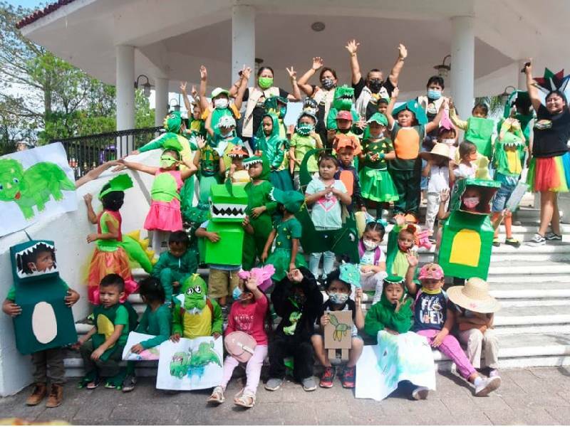 "Niños Dinosaurio" invaden calles de Felipe Carrillo Puerto