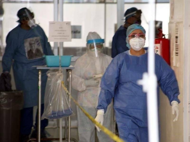Reclaman médicos mexicanos contratación de cubanos