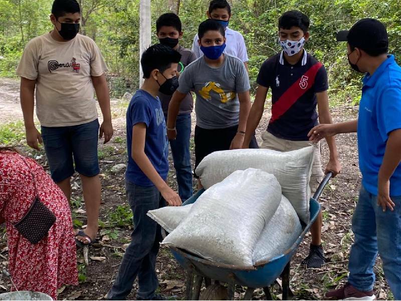 Agentes de viaje benefician a estudiantes de primaria en Cancún