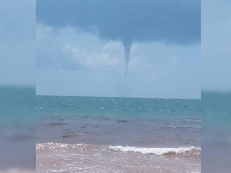 Reportan tromba marina en Tulum