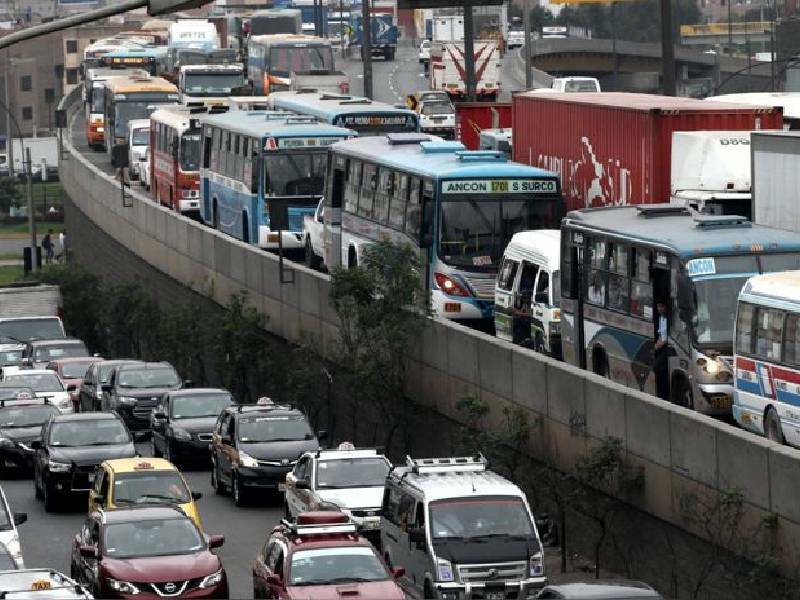 Impacta ambiente aviones, carros y camiones