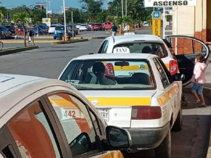 Madre olvida a su hija en la escuela, manda taxi por ella