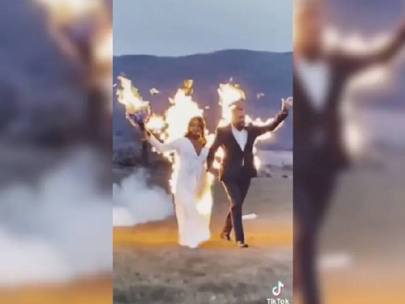 Video. ¡Boda de fuego! Novios se ÔÇ£encienden en la llama de la pasiónÔÇØ, literal