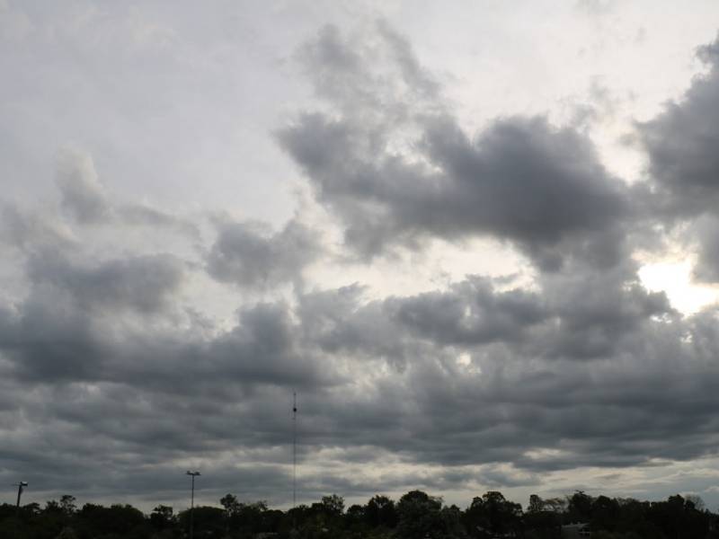 Cielo despejado por la mañana y medio nublado por la tarde
