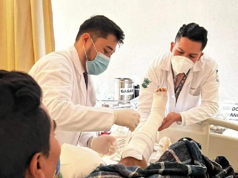 AMLO ofrece contratación inmediata de médicos
