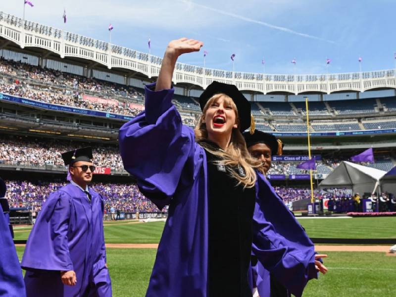 Con toga y birrete Taylor Swift recibe su doctorado