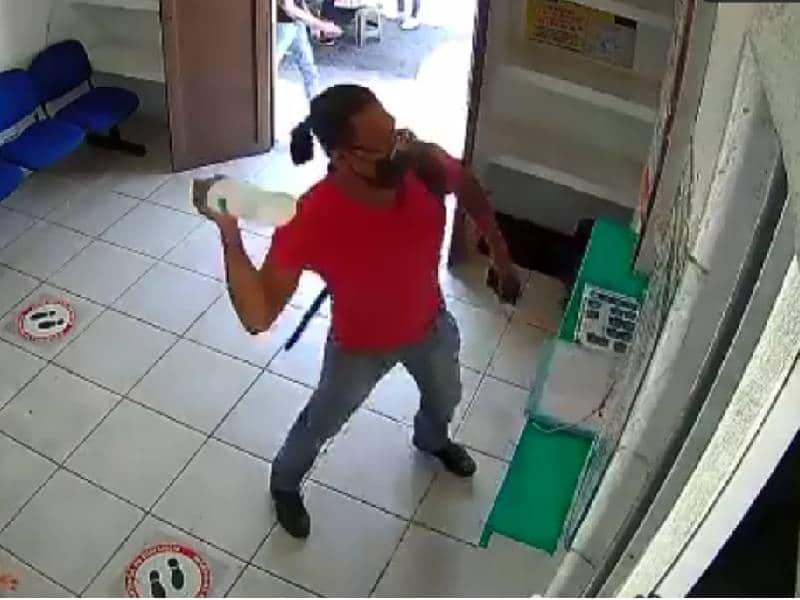 Joven se corta el brazo al estrella un cristal para golpear a empleada