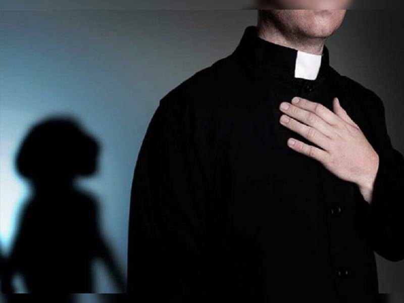 Detienen a Sacerdote por enviar mensajes inapropiados a menor de edad