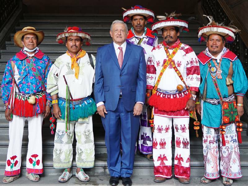 Recibe AMLO a comunidad wixárika