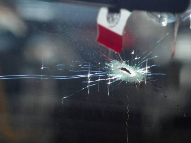 Placa de identificación salva a policía en asalto