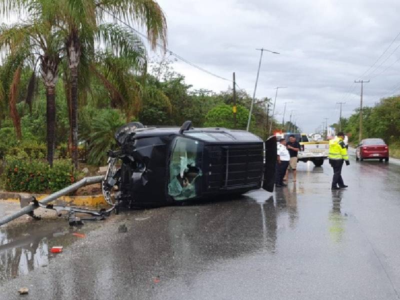 Acaba volcado al conducir a exceso de velocidad con el piso mojado