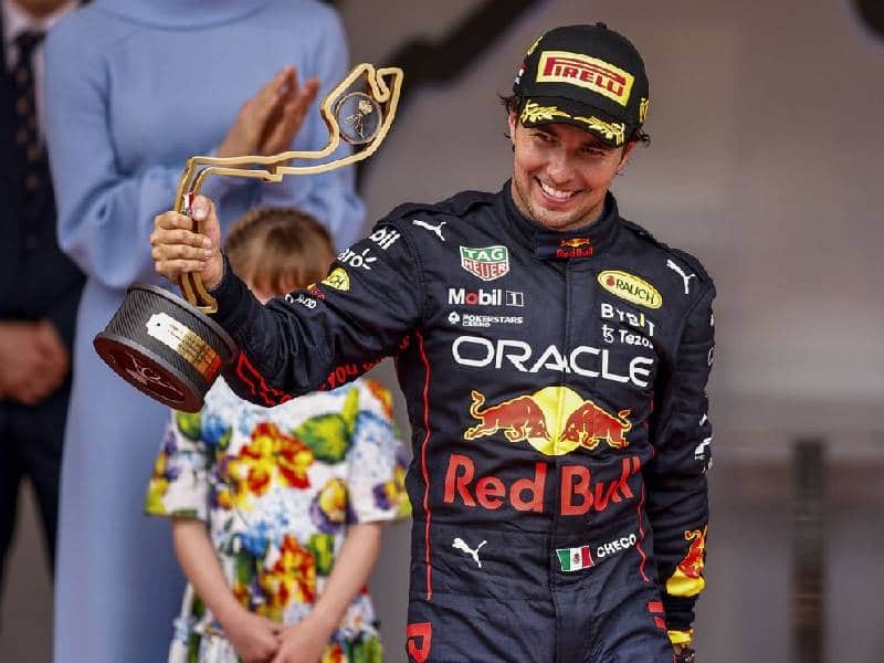 Checo Pérez renueva contrato con Red Bull