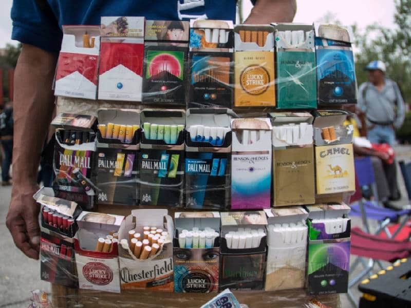 Gobierno de la CDMX prohíbe fumar en el Zócalo y otros 10 lugares del centro